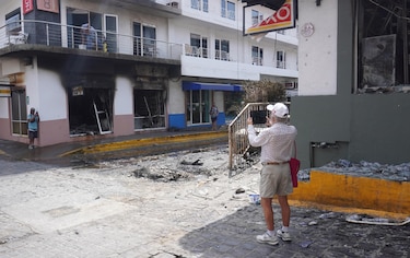 ‘Una hora de disparos’: el encierro de turistas a metros de la guarida de ‘El Mencho’