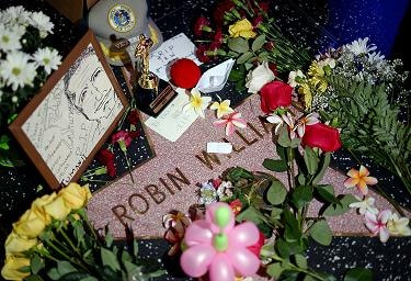 Hollywood aún digiere la muerte de dos de sus estrellas