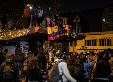 Alcaldesa de Bogotá pide perdón tras brutalidad policial que desató protestas