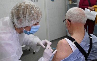 Agencia europea de medicamentos: trombos deben ser considerados efectos secundarios raros de la vacuna de AstraZeneca
