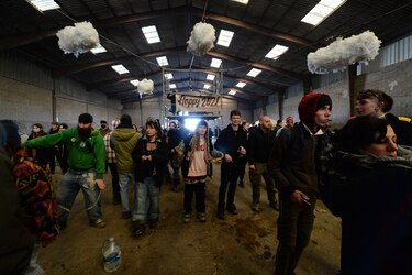 Alarma en Francia tras una fiesta clandestina con más de 2 mil 500 asistentes