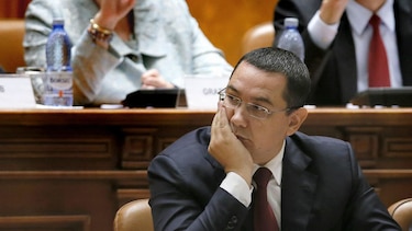Primer ministro rumano dimite tras incendio en que murieron 32 personas