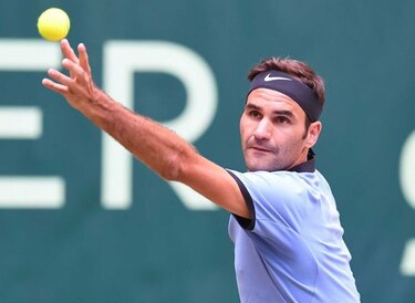 Federer avanza a cuartos de final en Halle