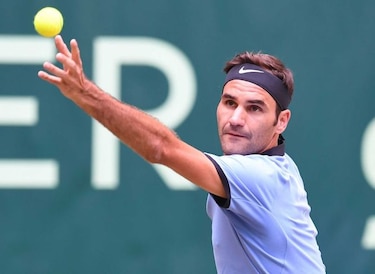 Federer avanza a cuartos de final en Halle