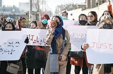 Detienen a mujeres que protestaron contra los talibanes