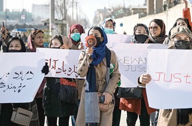 Detienen a mujeres que protestaron contra los talibanes