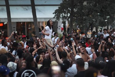Toque de queda en Miami Beach por incontrolable multitud de turistas