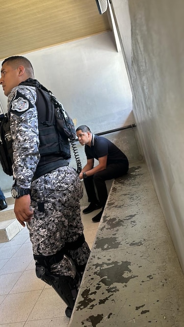 Diputado Elías Vigil agrede a agente policial, en un confuso incidente con Mauricio Valenzuela