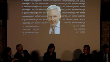 Assange pide que le dejen irse de la embajada tras el fallo de la ONU