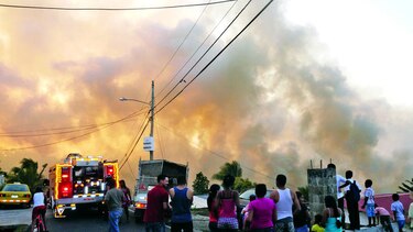 Herbazales incendiados atemorizan barriada