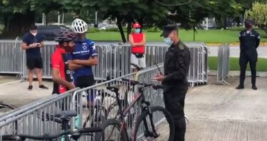 La Policía se lleva a un grupo de ciclistas que circulaba en la cinta costera