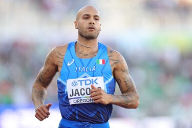 El campeón olímpico Marcell Jacobs se retira antes de semifinales de 100 m del Mundial