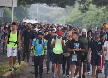 Tres caravanas de migrantes avanzan por el sur de México rumbo a Estados Unidos