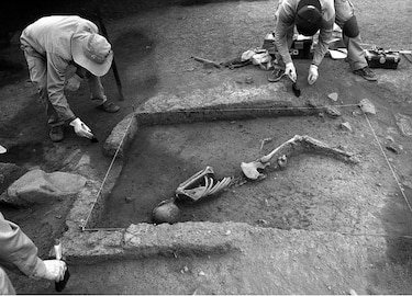 Arqueólogos descubren entierros de humanos de 3 mil años en Cusco
