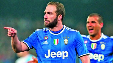 Higuaín castigó con dos goles al Nápoles