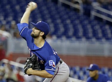 Rangers vencen a Marlins con buen trabajo de Martínez