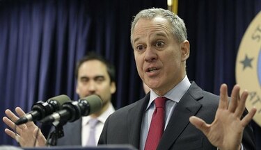 Dimite el fiscal de Nueva York, acusado de violencia contra mujeres