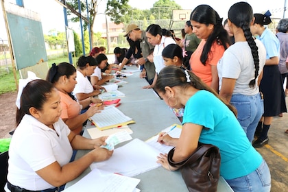 Docentes y padres de familia cuestionan cambios al PASE-U por posible impacto en miles de estudiantes
