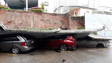 Colapso de muros y calles anegadas tras fuerte lluvia en la capital