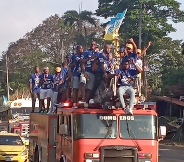 Colón recibe a los campeones del béisbol mayor