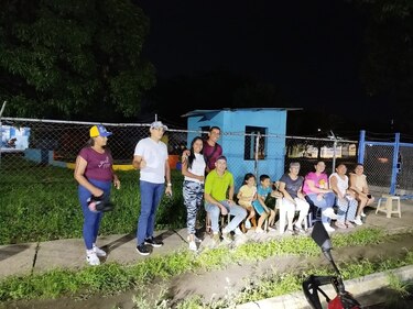 Venezolanos hacen fila desde la noche del sábado para votar en las elecciones presidenciales