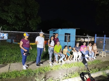 Venezolanos hacen fila desde la noche del sábado para votar en las elecciones presidenciales