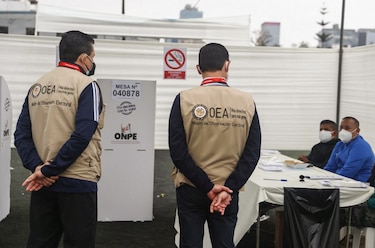 La ventaja de Castillo se reduce en escrutinio electoral en Perú