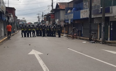 Manifestantes y policías ticos se enfrentan en Paso Canoas 