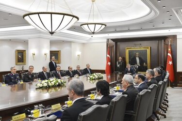 Partido de Erdogan abre proceso de expulsión a diputados críticos