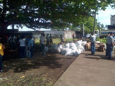 Labores de limpieza tras inundaciones en Colón