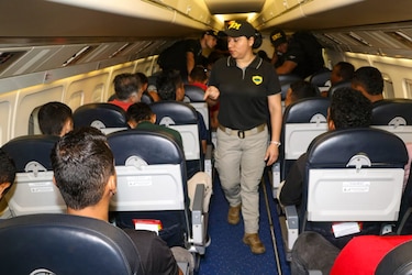 Migración deporta a 34 colombianos; uno era buscado por violencia en Estados Unidos