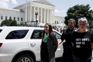 Al menos 17 congresistas demócratas detenidas tras protestar frente al Tribunal Supremo por el derecho al aborto
