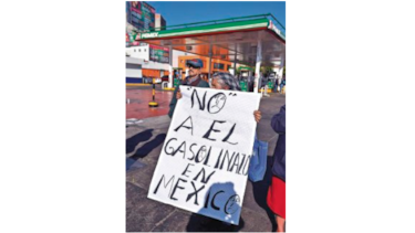 Protestas y saqueos dejan un policía muerto