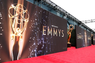 Emmys presenciales abren con un número musical