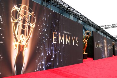 Emmys presenciales abren con un número musical