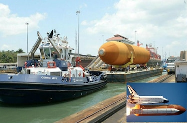Tanque externo de combustible de transbordador espacial transita por Canal de Panamá