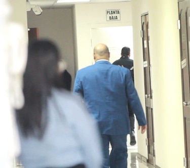 Exvicepresidente José Gabriel Carrizo llega esposado a la audiencia judicial por enriquecimiento injustificado