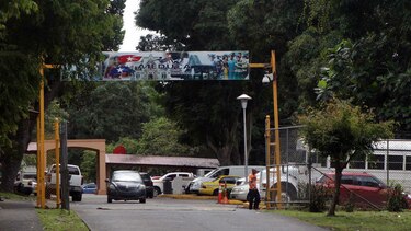 Educadores esperan meses por una plaza