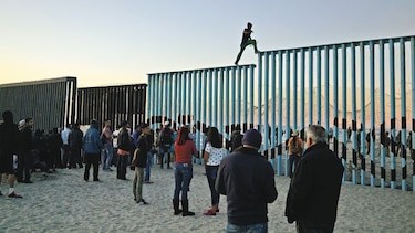 Impacientes, los migrantes vulneran la línea fronteriza