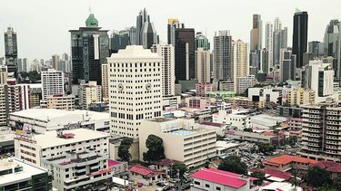 Perspectiva de cuatro bancos pasa a estable