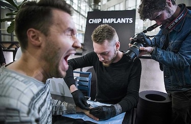 En Suecia, los adictos a la tecnología se implantan 'chips' con sus datos