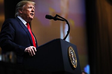 Abogados de Trump presentan defensa contra la destitución del presidente