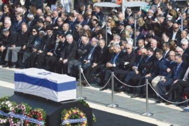 Despiden con honores a Sharon