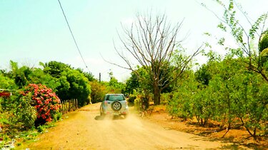 Colocan resaltos de madera para bajar velocidad de autos