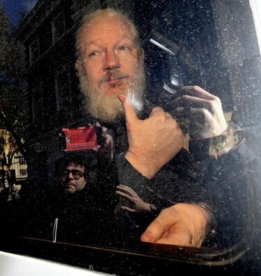 El fundador de WikiLeaks se prepara para batalla legal