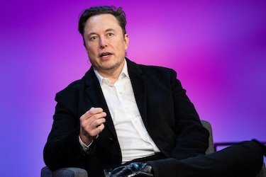 Juez considera ‘engañoso’ tuit de Musk sobre retirar Tesla de la bolsa, según inversores