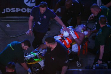 El dominicano Lenin Castillo es trasladado al hospital tras brutal nocaut