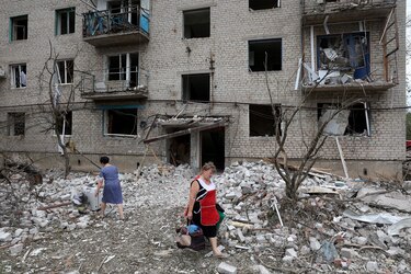 Al menos 15 muertos en un bombardeo contra una residencia en el este de Ucrania