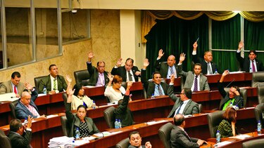 Vetadas, reformas a ley de contrataciones