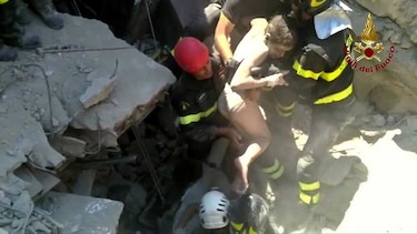 Rescatan a tres niños de los escombros tras el sismo en Italia